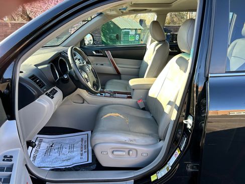 Used 2013 Toyota Highlander Plus w/ Cold Weather Pkg image 11
