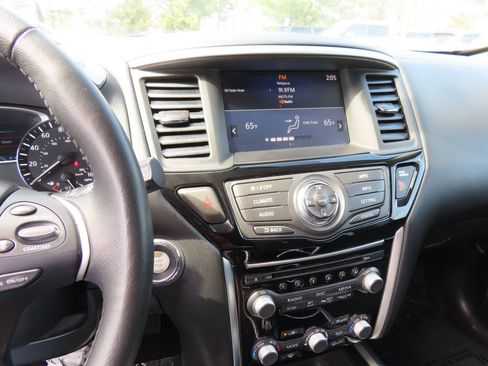 Used 2019 Nissan Pathfinder SV AWD/4WD image 23