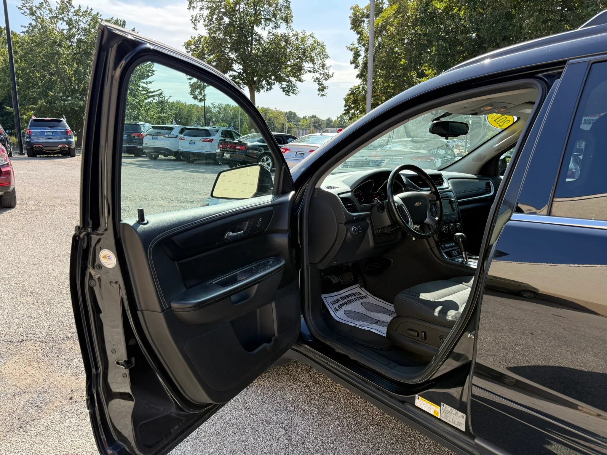 Used 2017 Chevrolet Traverse LT w/ Style and Technology Package AWD/4WD image 9