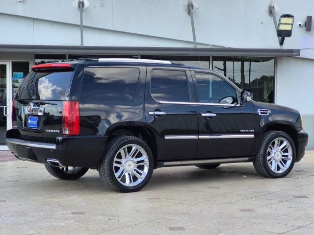 Used 2013 Cadillac Escalade Platinum AWD/4WD image 4