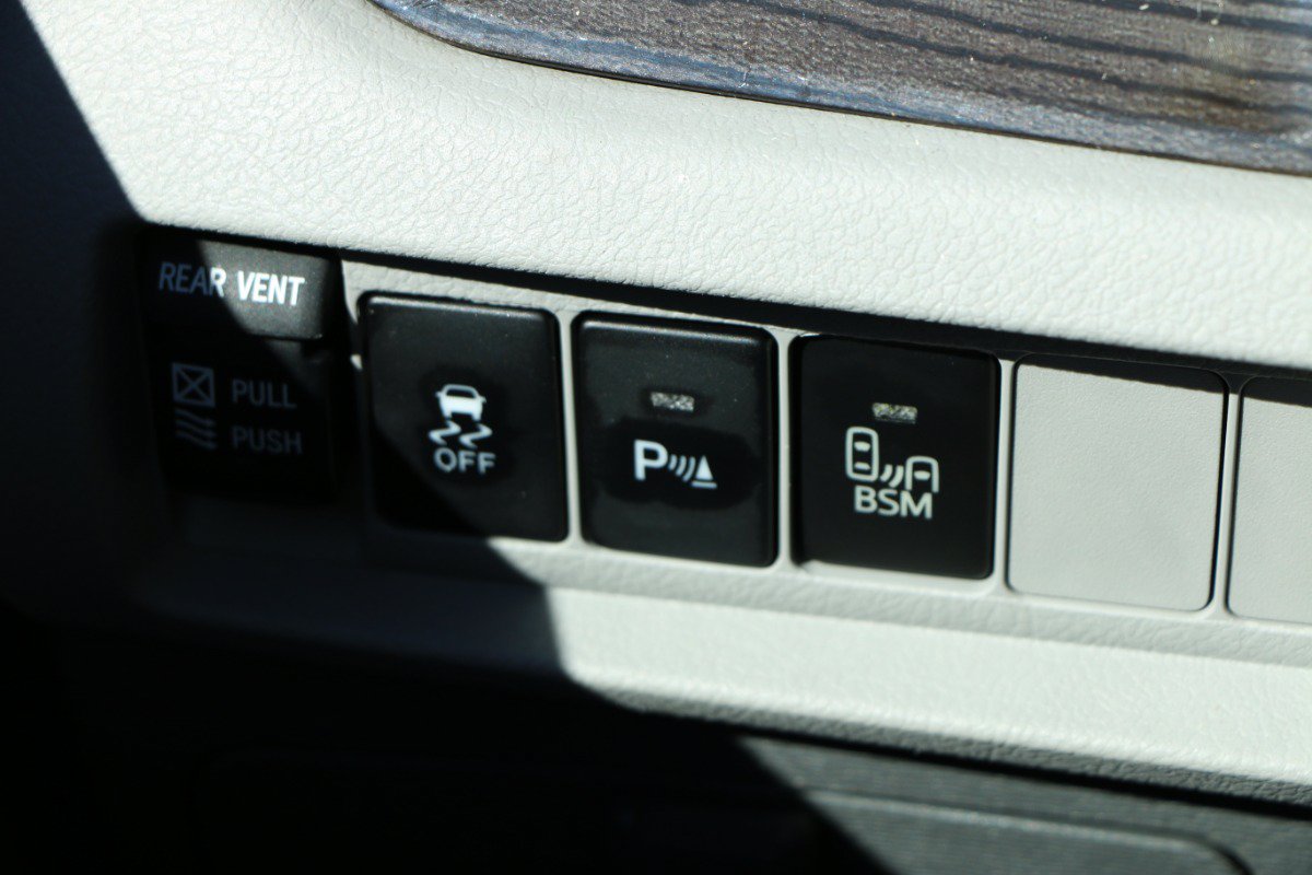 Used 2015 Toyota Sienna XLE w/ XLE Navigation Package FWD image 20