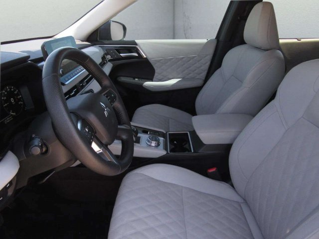 Used 2025 Mitsubishi Outlander SEL AWD/4WD image 16