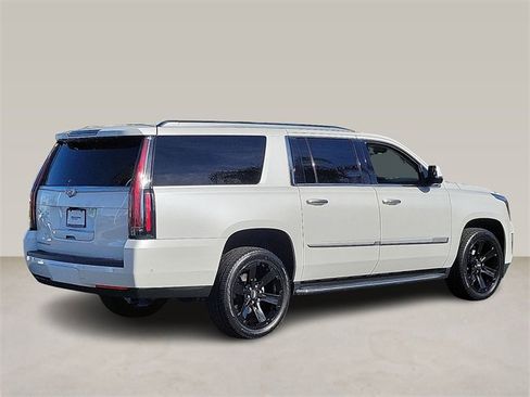 Used 2019 Cadillac Escalade ESV Luxury image 3