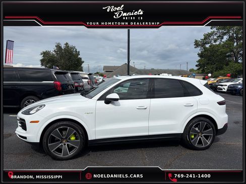 Used 2023 Porsche Cayenne AWD/4WD image 1