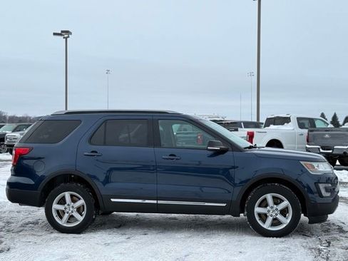 Used 2017 Ford Explorer XLT image 32