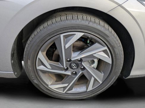 Used 2025 Hyundai Elantra SEL image 11