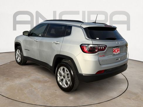 Used 2025 Jeep Compass Latitude AWD/4WD image 9