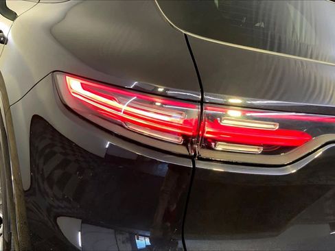 Used 2022 Porsche Cayenne w/ Premium Package image 30