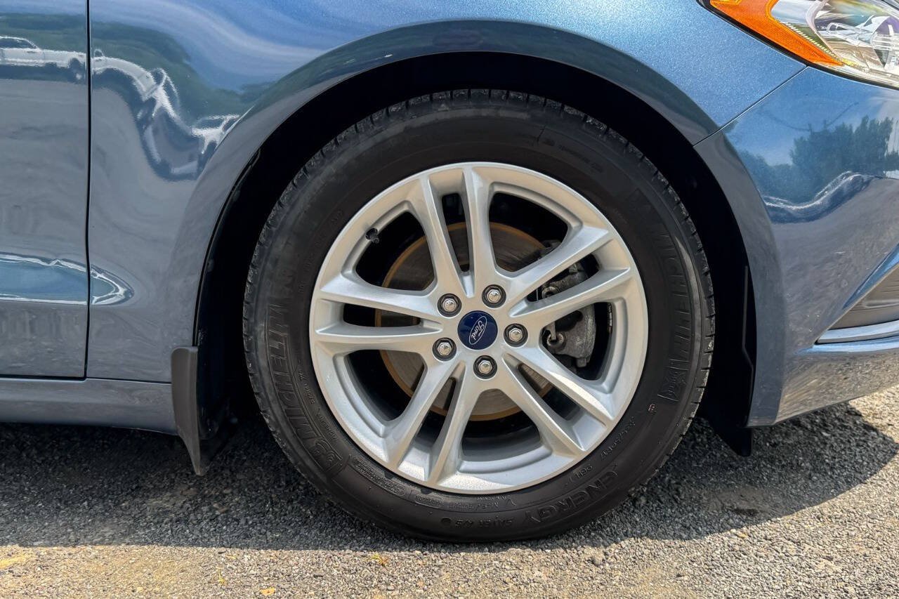 Used 2018 Ford Fusion SE w/ Fusion SE Technology Package FWD image 9