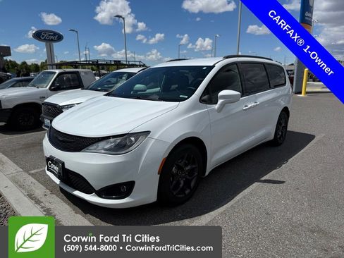 Used 2018 Chrysler Pacifica Touring-L FWD image 5