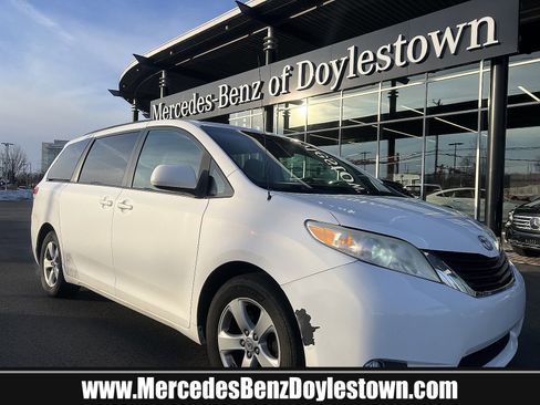 Used 2012 Toyota Sienna LE image 1