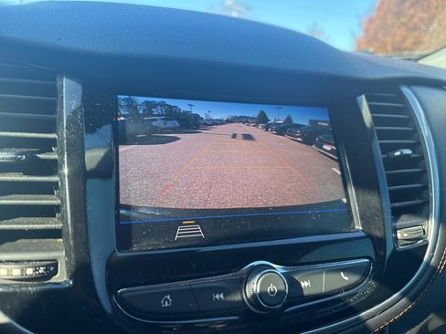 Used 2020 Chevrolet Trax LT w/ LT Convenience Package image 12