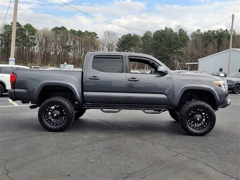 Used 2019 Toyota Tacoma TRD Sport image 6