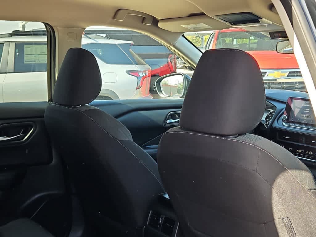 Used 2025 Nissan Rogue SV FWD image 17