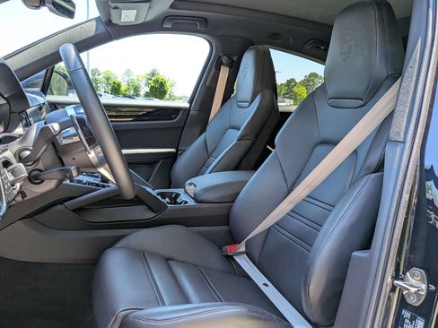 Used 2023 Porsche Cayenne Platinum Edition AWD/4WD image 5