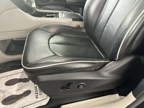 Used 2022 Chrysler Pacifica Limited FWD image 12