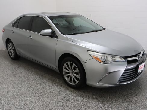 Used 2016 Toyota Camry XLE w/ Moonroof Package FWD image 4