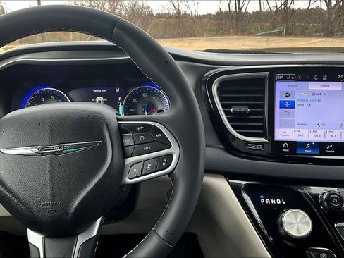 Used 2024 Chrysler Pacifica Touring-L image 12