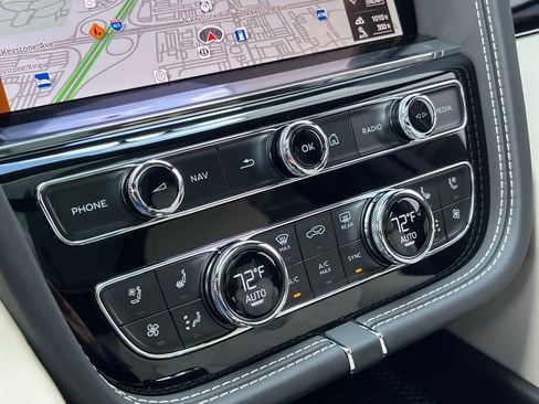 Used 2025 Bentley Bentayga image 35