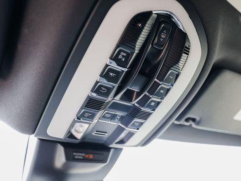 Certified 2025 Porsche Macan image 21