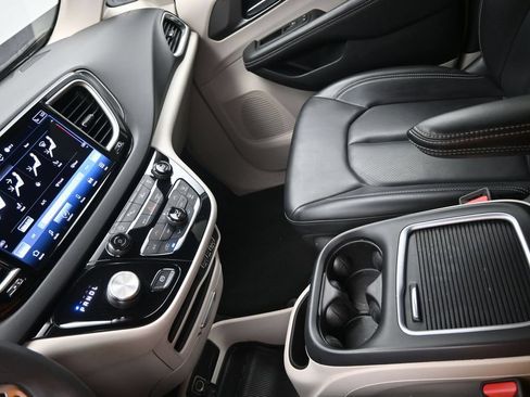 Used 2023 Chrysler Pacifica Touring-L FWD image 18