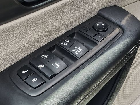 Used 2024 Chrysler Pacifica Touring-L FWD image 8