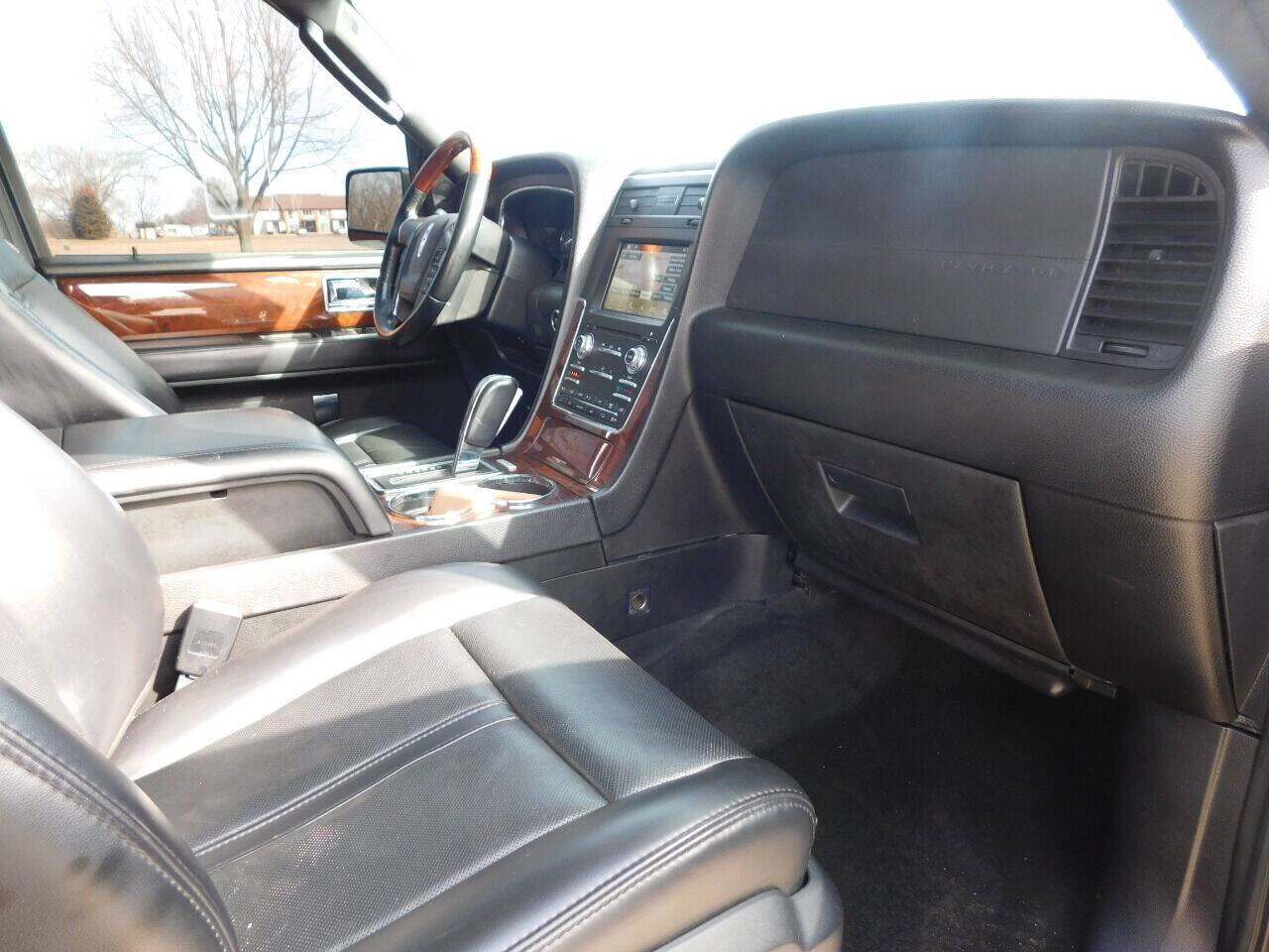 Used 2017 Lincoln Navigator L Select AWD/4WD image 23