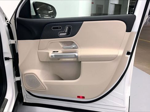 Used 2025 Mercedes-Benz GLB 250 image 9