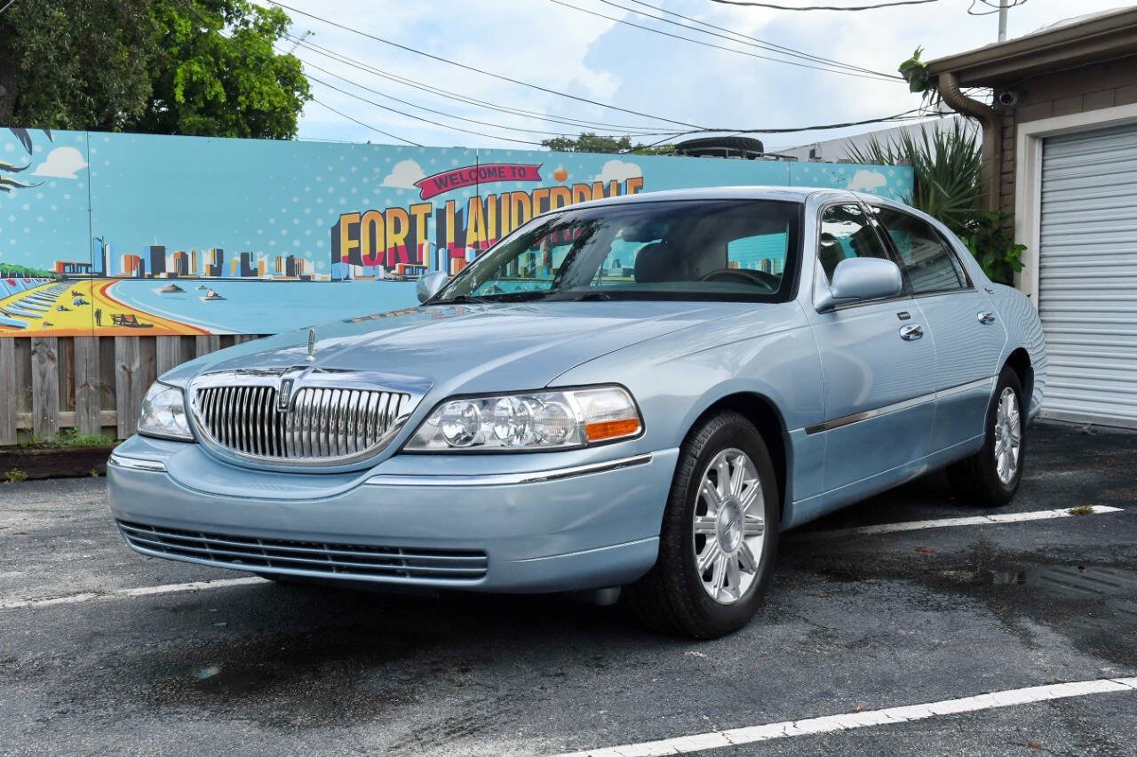 Used 2007 Lincoln Town Car Signature Limited RWD image 1