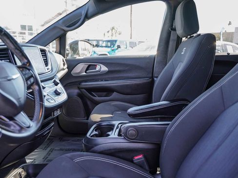 Used 2021 Chrysler Pacifica Touring w/ S Appearance Package image 17