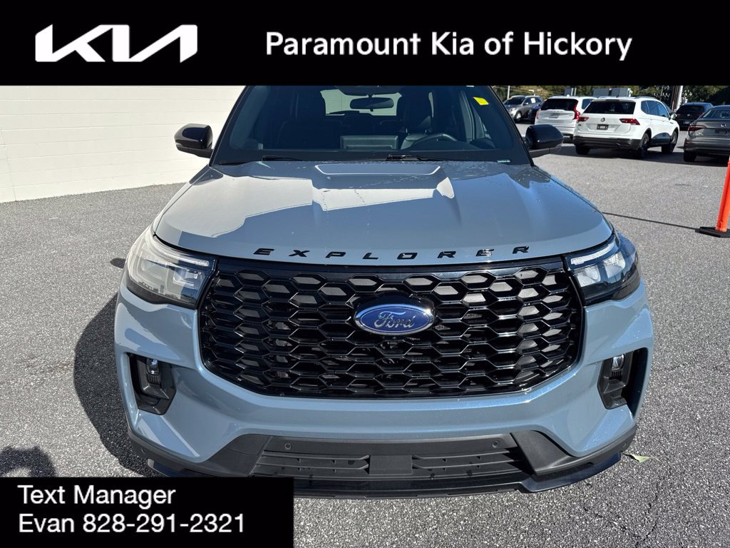 Used 2025 Ford Explorer ST-Line AWD/4WD image 2
