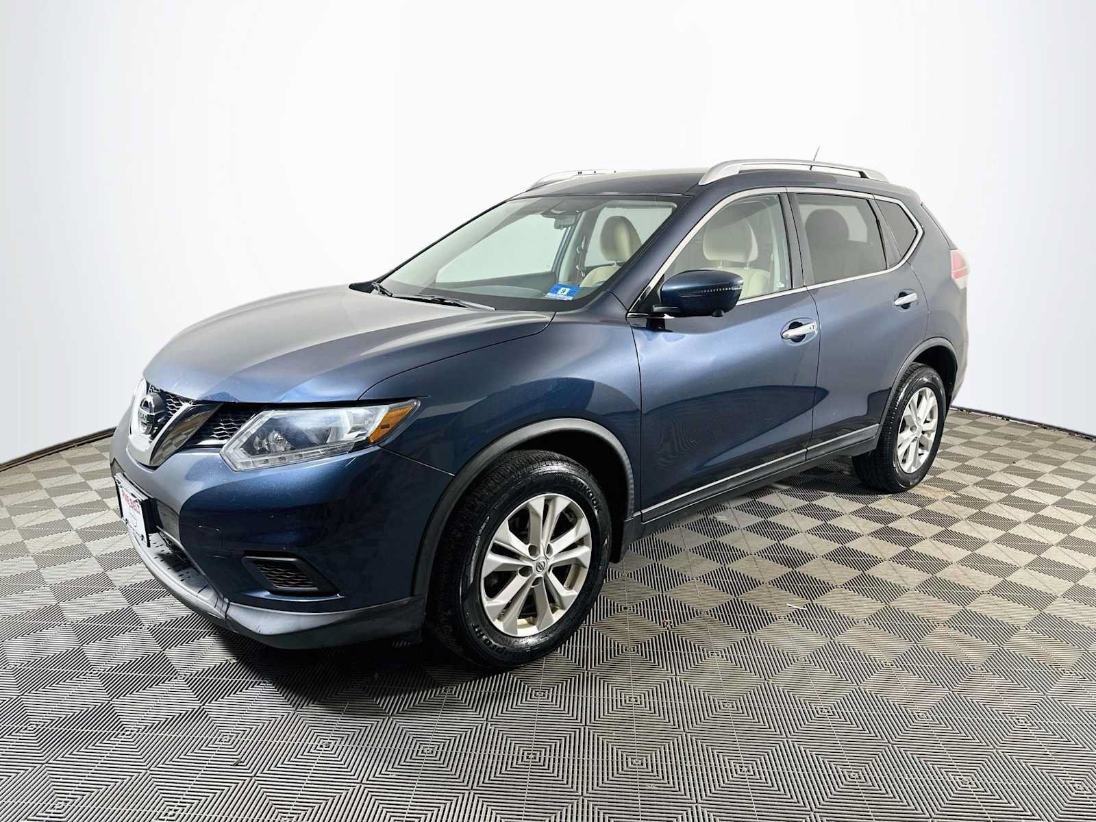 Used 2016 Nissan Rogue SV w/ SV Premium Package AWD/4WD image 1