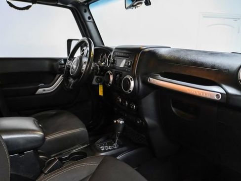 Used 2017 Jeep Wrangler Unlimited Sahara w/ Connectivity Group AWD/4WD image 10