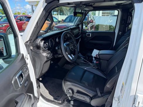Used 2023 Jeep Gladiator Overland w/ Popular Equipment Package AWD/4WD image 6