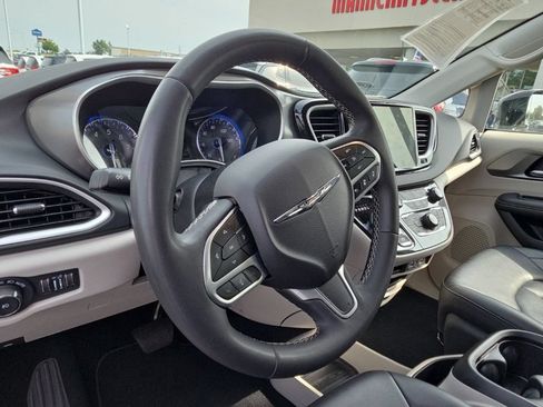 Used 2024 Chrysler Pacifica Touring-L FWD image 9