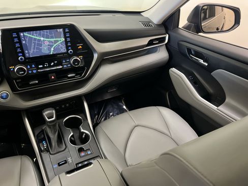 Used 2021 Toyota Highlander XLE image 30