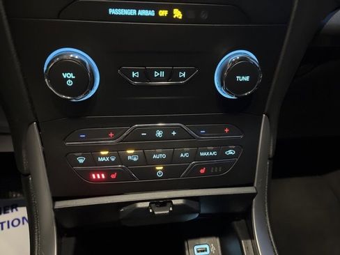 Used 2019 Ford Edge SEL w/ Cold Weather Package image 16