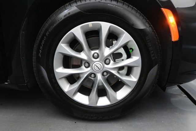 Used 2026 Chrysler Pacifica Limited FWD image 19