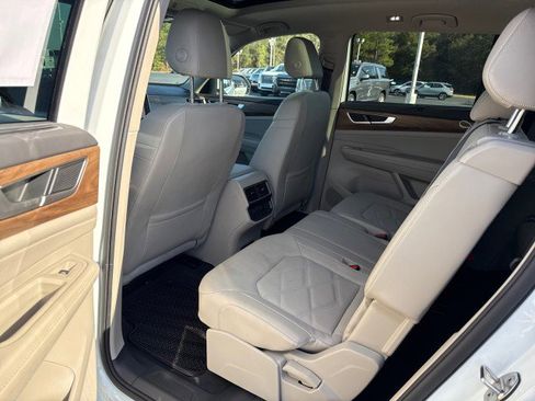 Used 2025 Volkswagen Atlas SE image 21