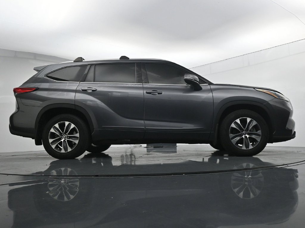 Used 2022 Toyota Highlander XLE AWD/4WD image 24