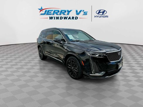 Used 2022 Cadillac XT6 Premium Luxury w/ Technology Package FWD image 2