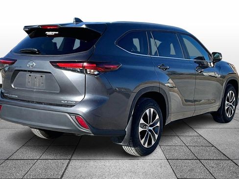 Used 2024 Toyota Highlander XLE image 11