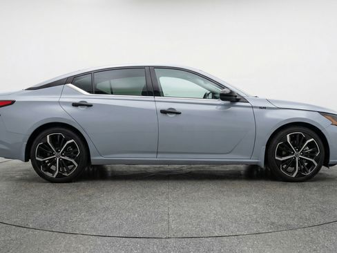 Used 2025 Nissan Altima 2.5 SR image 11