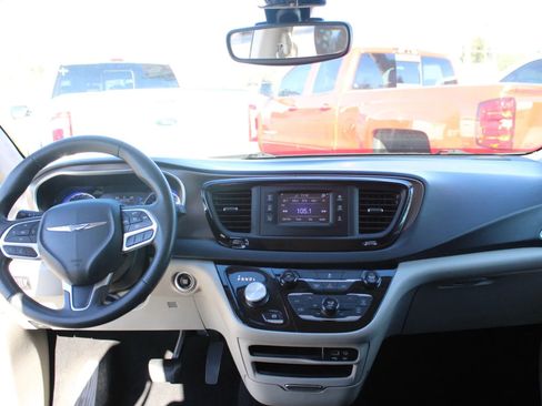 Used 2017 Chrysler Pacifica LX image 17