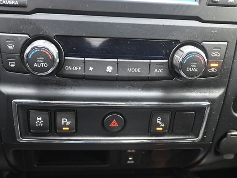 Used 2018 Nissan Titan SV w/ SV Convenience Package image 11