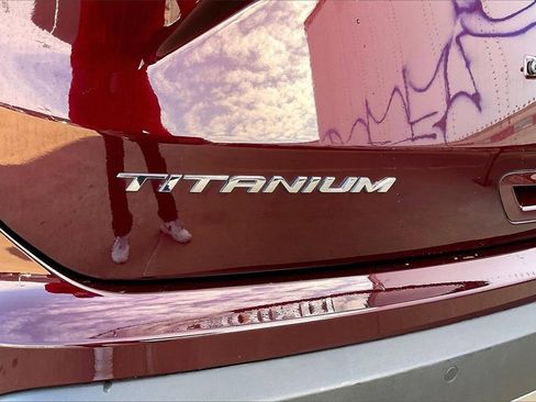 Used 2024 Ford Edge Titanium image 8