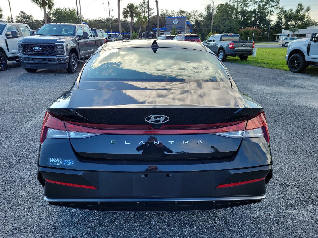 Used 2025 Hyundai Elantra SEL FWD image 9