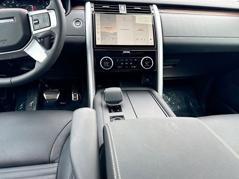 Used 2025 Land Rover Discovery Dynamic SE AWD/4WD image 19