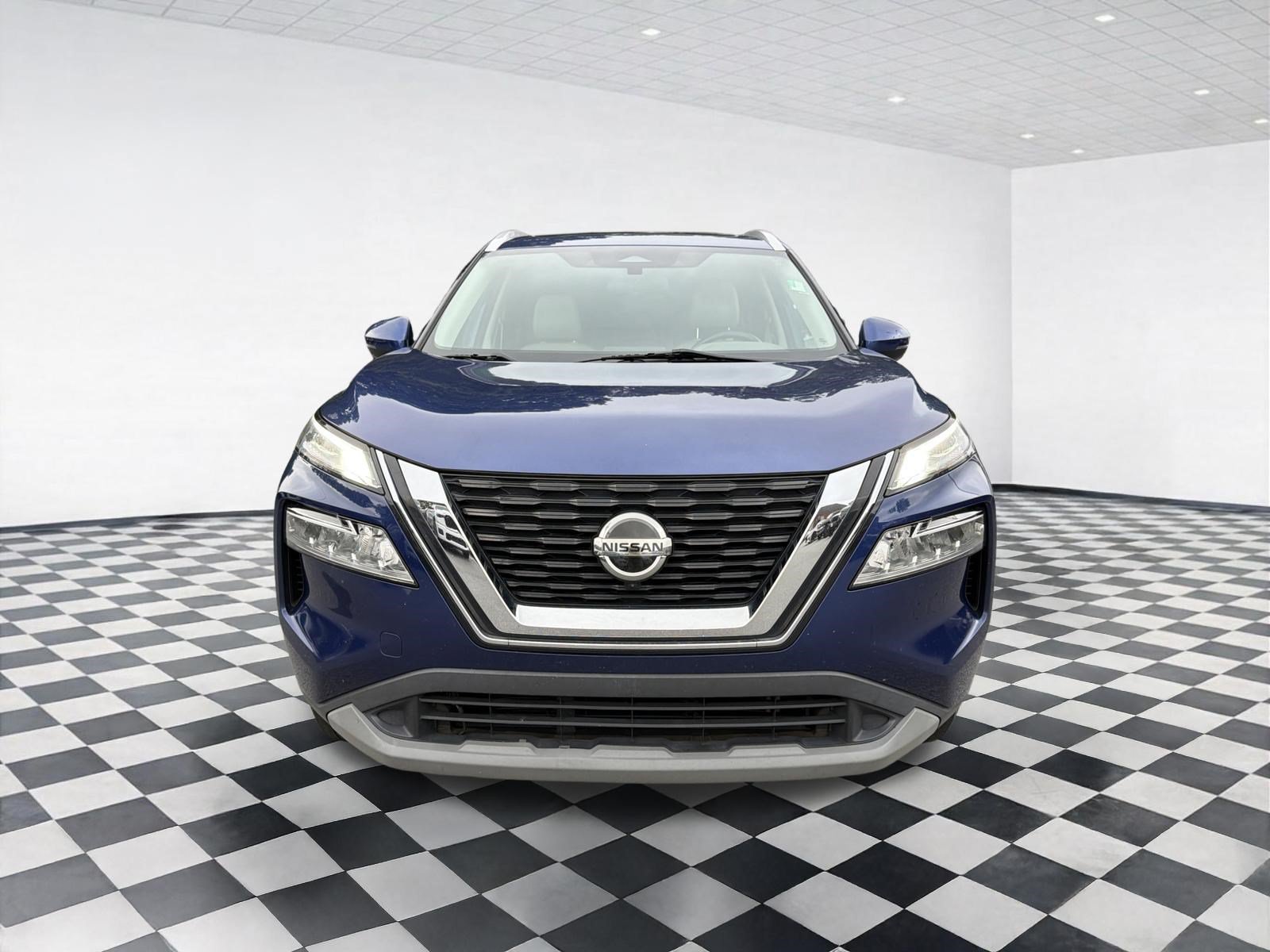 Used 2021 Nissan Rogue SV w/ Premium Package FWD image 2
