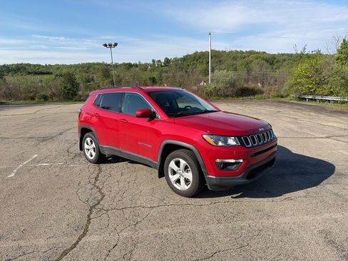 Used 2019 Jeep Compass Latitude w/ Cold Weather Group AWD/4WD image 1